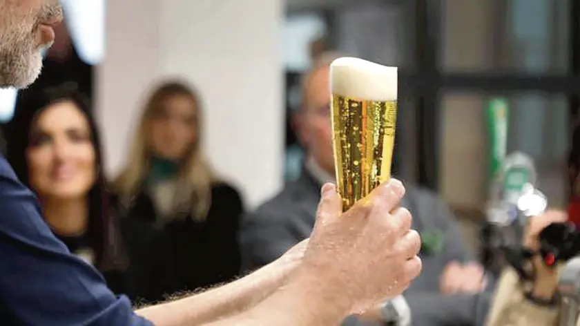 L'operazione di spillatura di una birra all'università della birra Heineken inaugurata questa mattina nel quartiere di Lambrate a Milano, 8 Maggio 2019. ANSA / MATTEO BAZZI