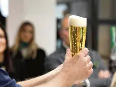 L'operazione di spillatura di una birra all'università della birra Heineken inaugurata questa mattina nel quartiere di Lambrate a Milano, 8 Maggio 2019. ANSA / MATTEO BAZZI