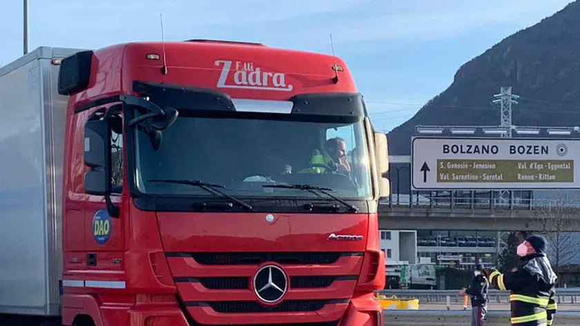 Some truck drivers waiting to carry out the swabto be able to continue the journey outside Italy to the border with Austria at the Brenner, 15 February 2021. On the Brenner motorway heading north there are queues for heavy vehicles between Bressanone and the Brenner or for 40 km. In fact, for journeys whose destination is in Germany or must be reached through Germany, at the entrance to Tyrol, not only at the Brenner Pass, but also at the Resia pass and the San Candido-Prato alla Drava pass, a negative buffer is needed. Pcr or antigenic carried out in the previous 48 hours. ANSA / GNEWS