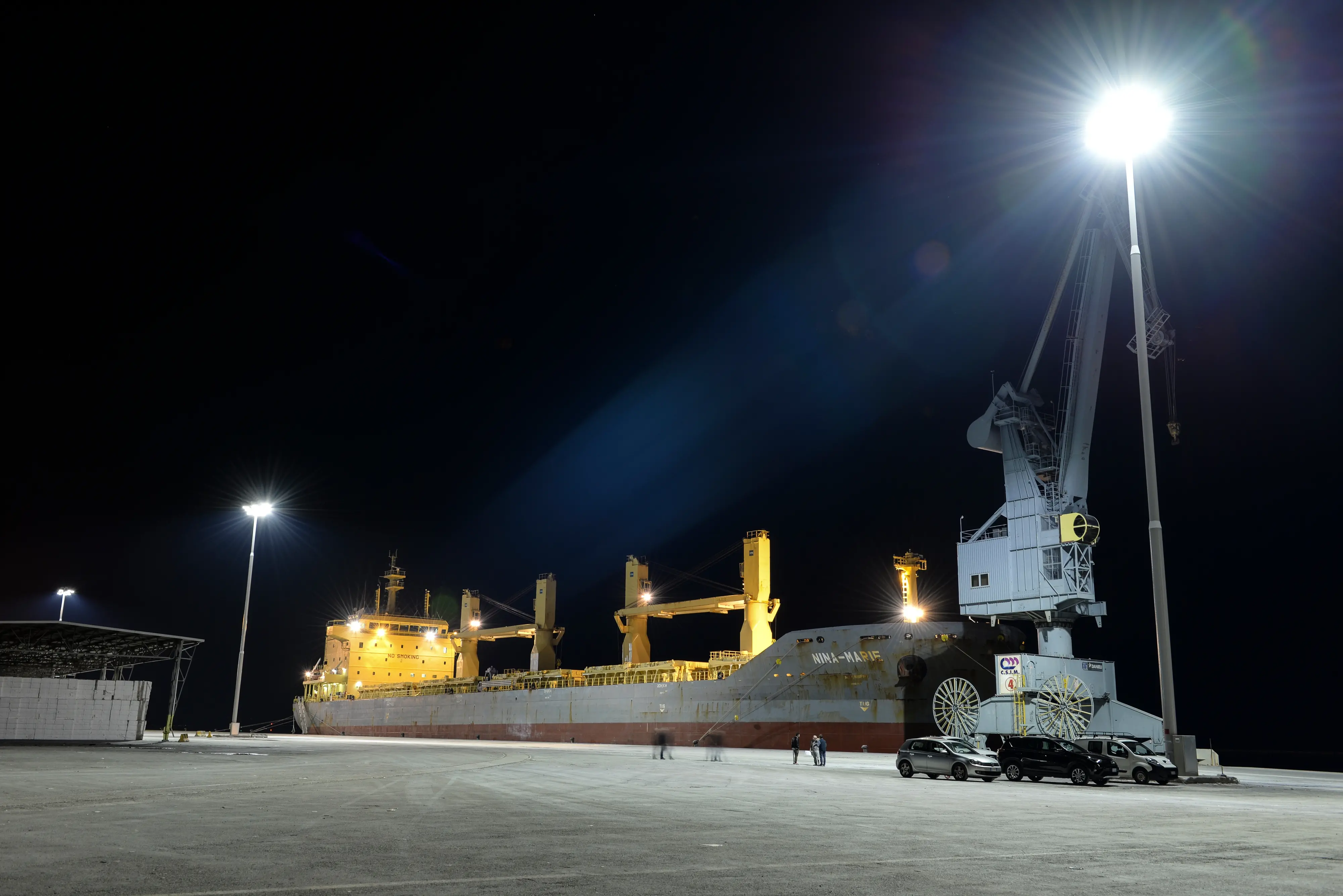 Nave mercantile al porto di Monfalcone