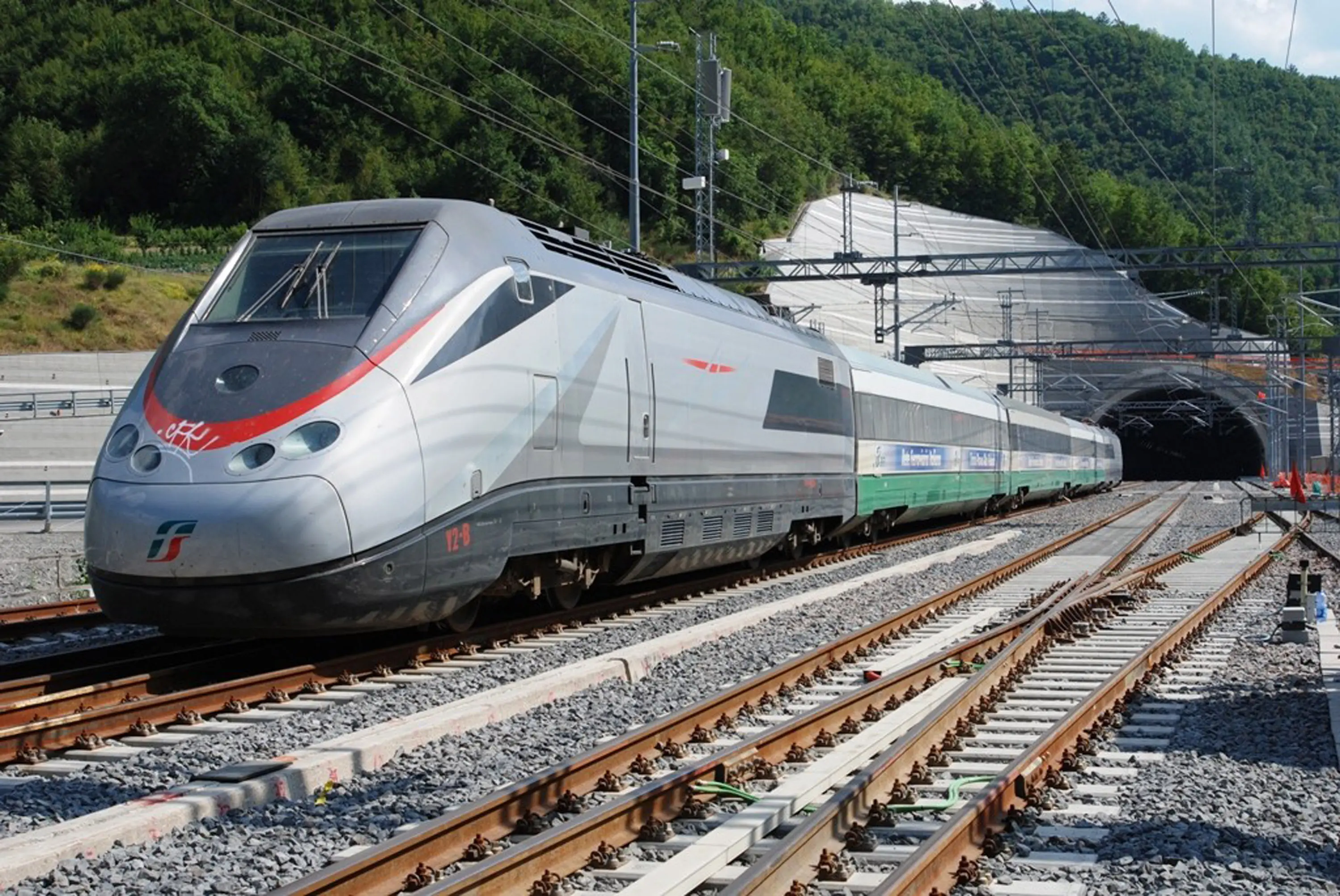 Un treno sulla tratta Bologna-Firenze in una foto d'archivio.. ANSA /US FERROVIE/BENVENUTI/DRN EDITORIAL USE ONLY - NO SALE