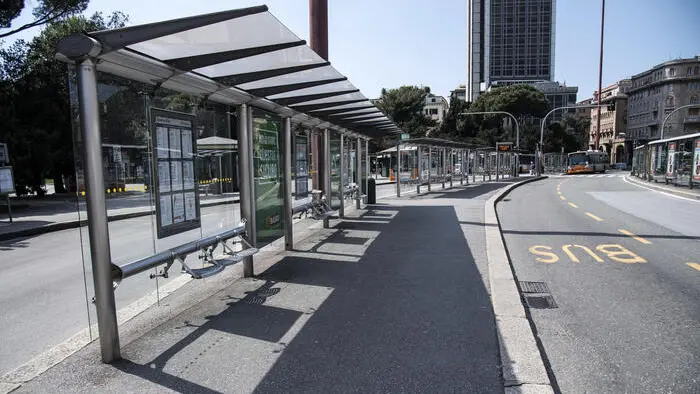 Pensiline dei mezzi pubblici vuote, in attesa della fase 2 dell'emergenza Coronavirus. Il trasporto locale pubblico probabilmente subira' delle modifiche e nuove regole per la sicurezza. Genova, 23 Aprile 2020. ANSA/LUCA ZENNARO