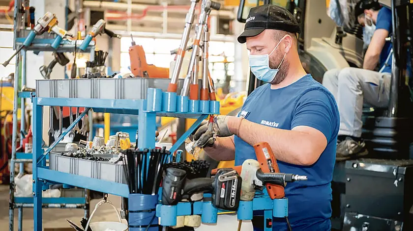 Un operaio al lavoro in sicurezza alla Komatsu di Este
