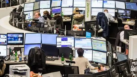 epa05091180 Traders look at their screens on the trading floor at the stock exchange in Frankfurt am Main, Germany, 07 January 2016. China's ongoing stocks slump is continuing to affect the German stock market. EPA/FRANK RUMPENHORST