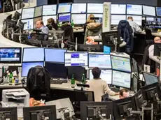 epa05091180 Traders look at their screens on the trading floor at the stock exchange in Frankfurt am Main, Germany, 07 January 2016. China's ongoing stocks slump is continuing to affect the German stock market. EPA/FRANK RUMPENHORST