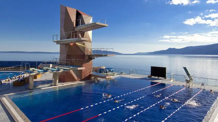 La piscina dei tuffi nel compleso di Costabella a Fiume