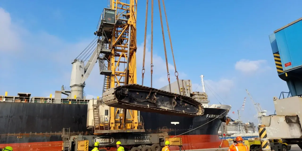 La fase di carico delle attrezzature della Cimolai sulla nave che le sta portando in Cile