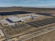 Il rendering della futura acciaieria di Pacific Steel Group in California con il parco fotovoltaico