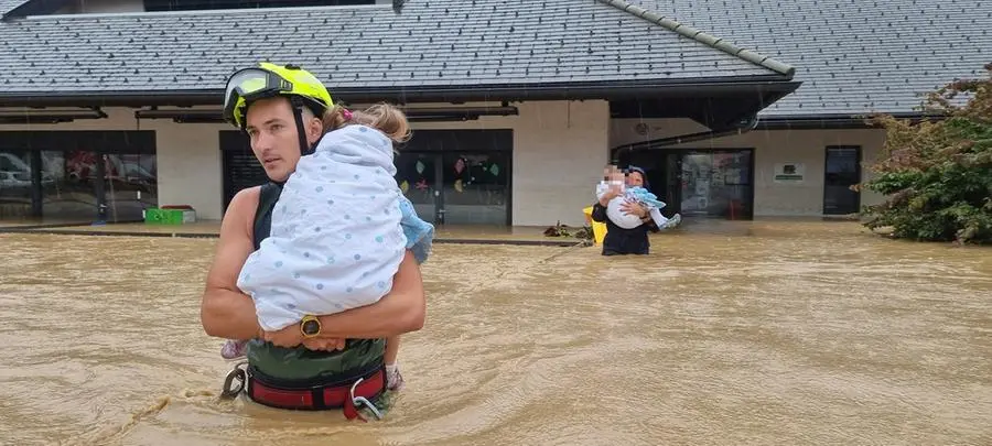Vigili del fuoco evacuano 22 bambini dall'asilo di Gobica. Foto Vigili del fuoco