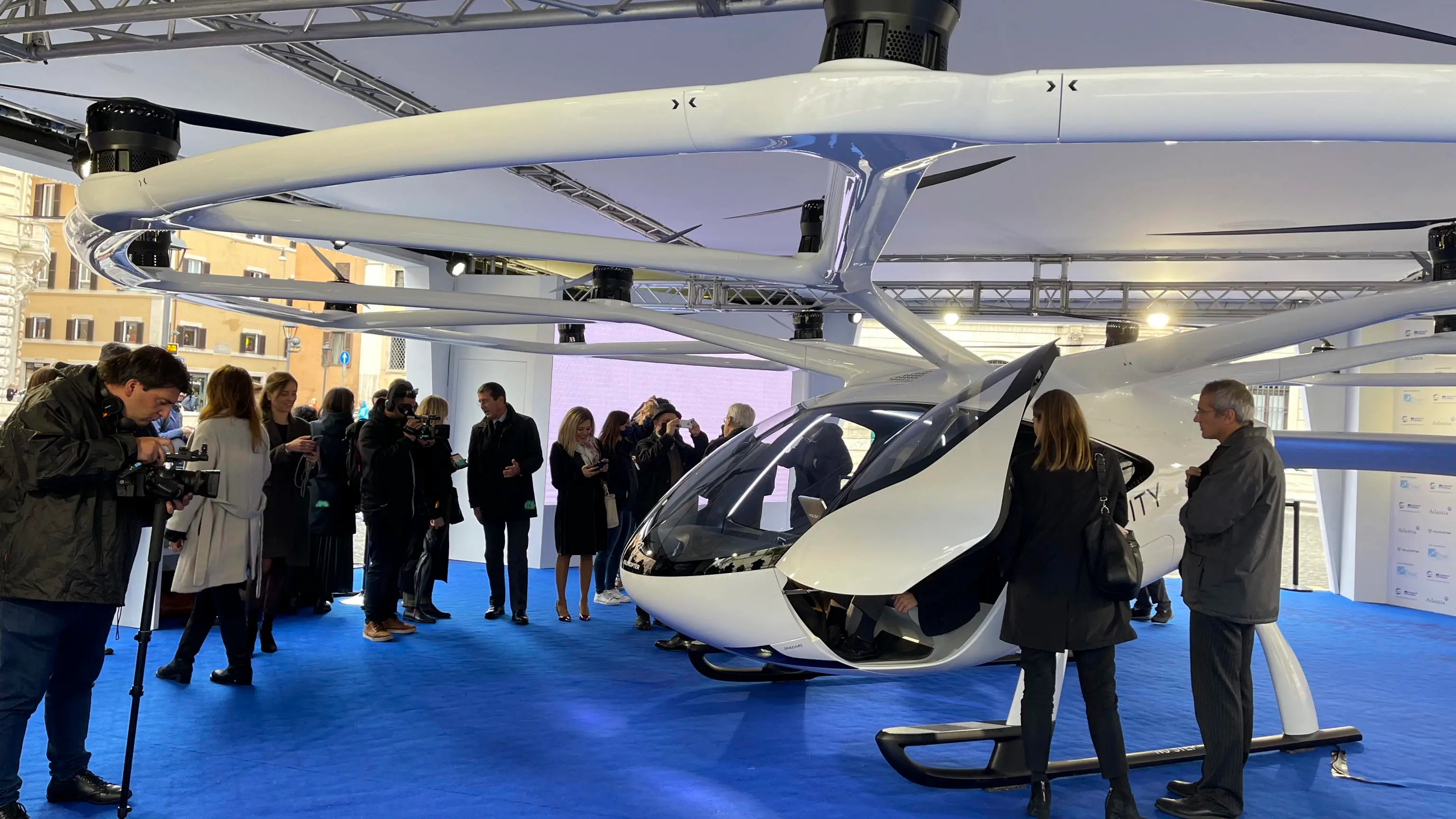 L'esposizione dell'Air Taxi di Volocopter in piazza San Silvestro a Roma, 03 novembre 2021. ANSA/CLAUDIO PERI