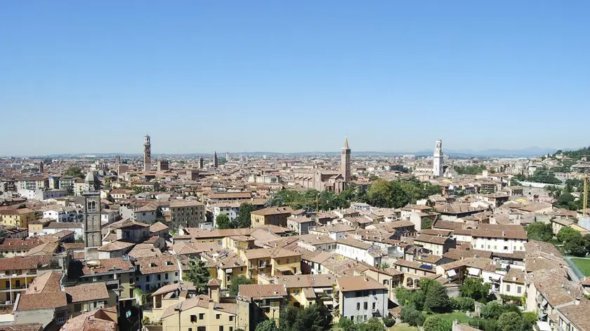Verona 27 Settembre 2011, una panoramica della città. La star Madonna pare sia a un passo dall'acquisto di un attico su due piani in Piazza delle Erbe, nella romantica città di Romeo e Giulietta. Costo dell'operazione, tra i dieci e i 12 milioni di euro. L'occhio di Lady Ciccone si sarebbe posato su un appartamento di circa 600 metri quadrati, con sei camere, cinque bagni, oltre ad altre stanze e un salone con camino di proprietà di un industriale veronese. Carlo Perazzolo/ANSA