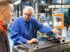 19/11/2015 Rotterdam, studenti metalmeccanici degli istituti Albeda e Zadkine collaborano con le officine nella zona del porto di Rotterdam. Un nuovo rapporto dice che gli operai specializzati come falegnami, elettricisti e idraulici sono sempre più scarsi. RDM Rotterdam è la vetrina di innovazione della zona del porto di Rotterdam, dove la tecnologia è resa visibile in modo attraente attraverso la sinergia di imprese, università, istrusione e ricerca.