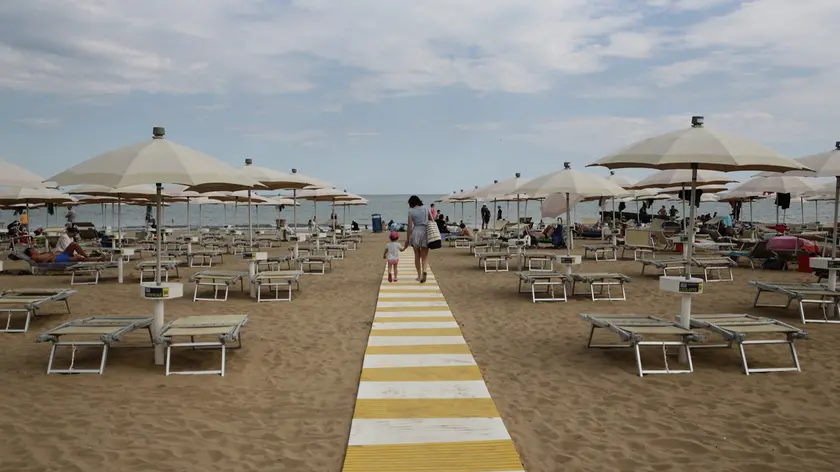 30/05/2020 Jesolo, Fase 2. Primo weekend di mare sulle spiagge con gli ombrelloni aperti