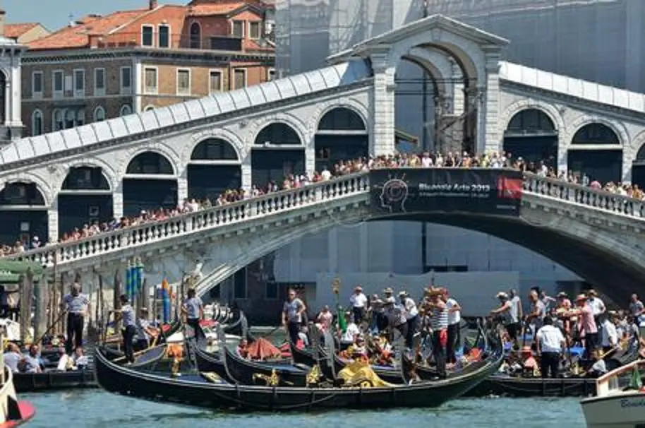 Gondoliers attend a ceremony in memory of Joachim Reihnard Vogel, killed Saturday during a fatal accident in Venice's Grand Canal, 18 August 2013. The fifty-year-old German tourist was killed and his three-year-old daughter seriously injured Saturday when a gondola, carrying them on Venice's Grand Canal, collided with a ferry near the historic city's famous Rialto bridge. ANSA/ANDREA MEROLA