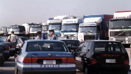 VERONA 02-08-99 CAMIONISTI AL QUADRANTE EUROPA PRONTI PER PARTIRE IN COLONNA PER PROTESTA CONTRO IL DIVIETO DI SORPASSO IN AUTOSTRADA. FOTOEXPRESS D-DAY
