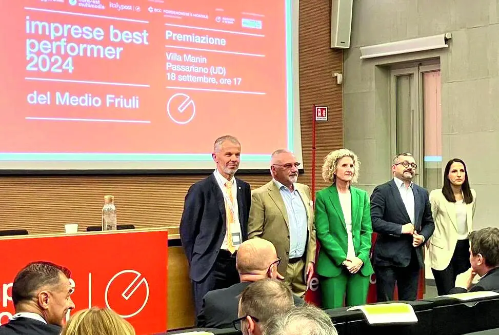 Loris Paolo Rambaldini, presidente di Bcc Pordenonese e Monsile, con alcuni sindaci del Medio Friuli