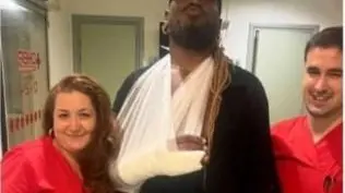 Il dj francese con l’ingessatura tra due infermieri dell’ospedale di Sebenico. Foto jutarnji.hr