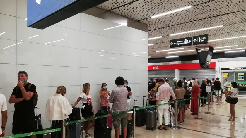 Passeggeri di ritorno in fila per i test rapidi all'aeroporto di Venezia