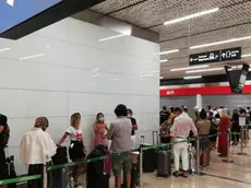 Passeggeri di ritorno in fila per i test rapidi all'aeroporto di Venezia