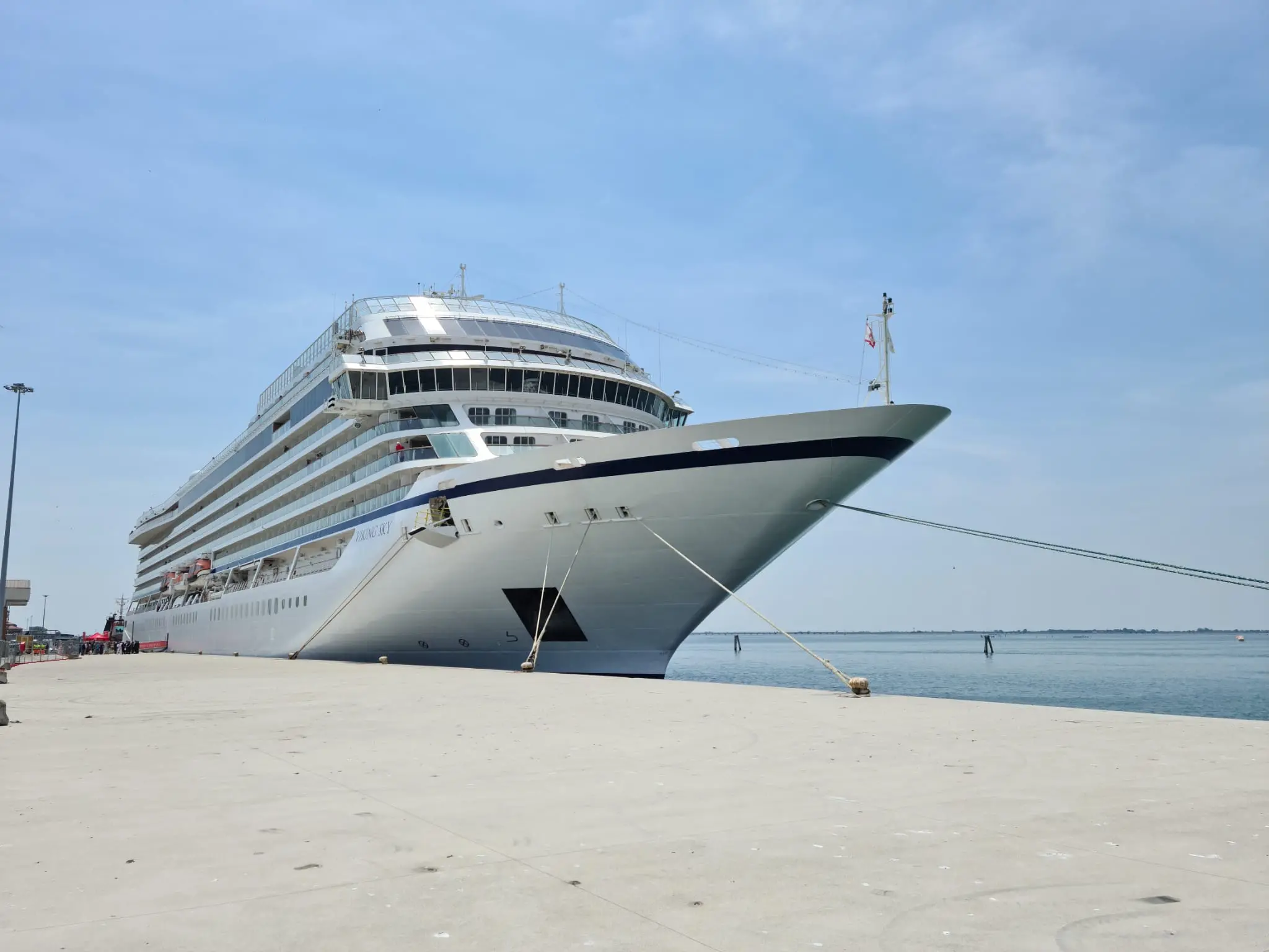 La Viking Sky al porto di Chioggia