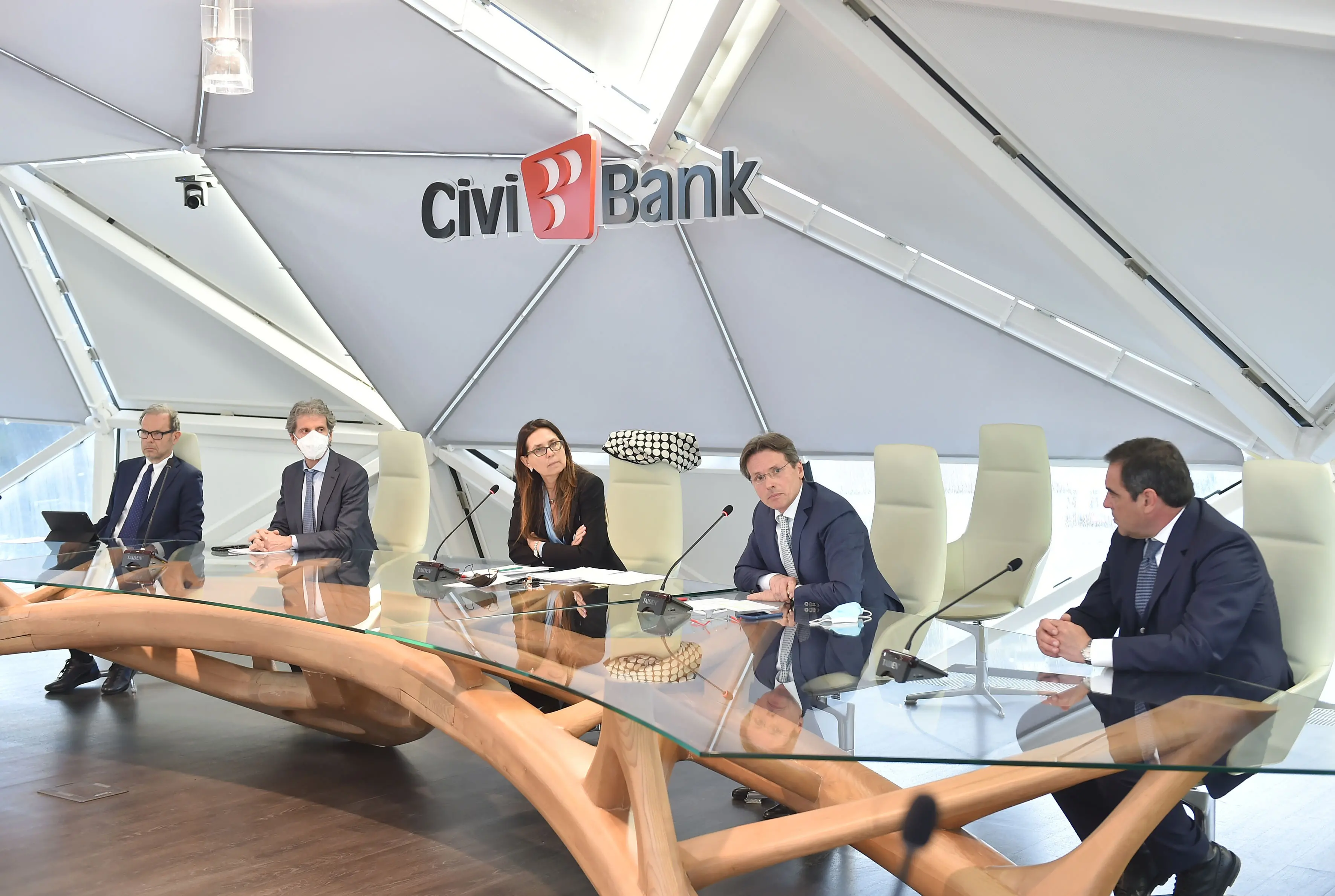 Parte del Cda di Civibank con la presidente Del Piero