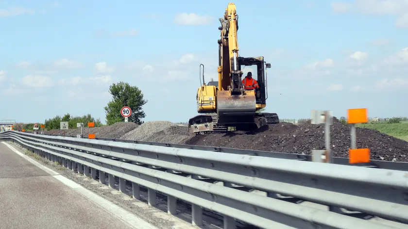 LAVORI TRA GUALDO E MASI SAN GIACOMO IN DIREZIONE FERRARA.LAVORI SUPERSTRADA FERRARA MARE