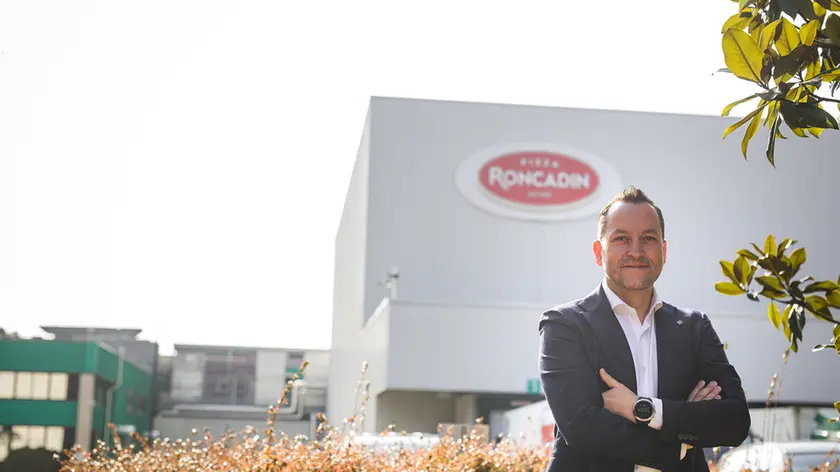 Dario Roncadin davanti allo stabilimento di Meduno
