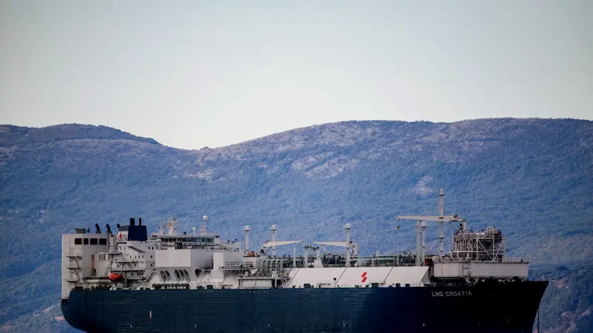 La gasiera LNG Croatia all’ancora nel golfo di Fiume (foto da jutarnji.hr)