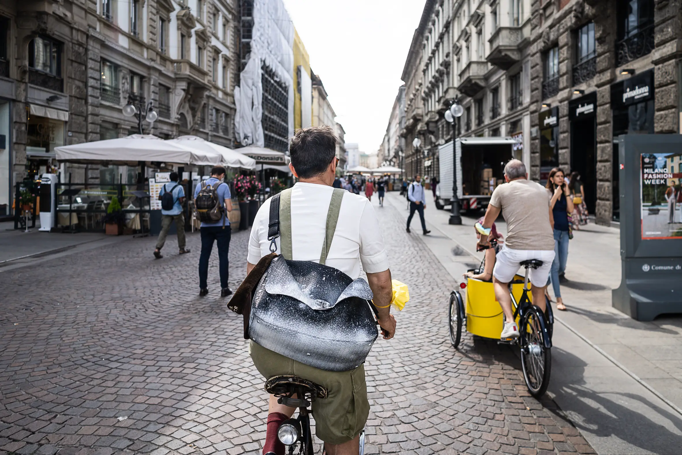 Franco Zanellato in sella alla bici con in spalla la sua Postina