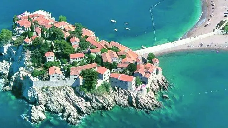 Una veduta dall’alto dell’isola Sveti Stefan