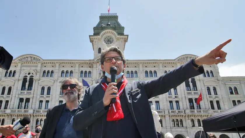 Zeno D'Agostino durante la manifestazione in piazza a Trieste