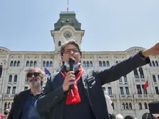 Zeno D'Agostino durante la manifestazione in piazza a Trieste