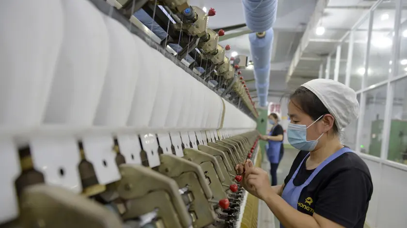 30/04/2020 Shijiazhuang. Produzione filati di cashmere. Le aziende manifatturiere di prodotti in cashmere hanno ripreso la produzione in modo ordinato, mettendo in atto le severe misure di prevenzione della pandemia in atto