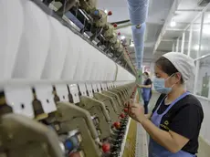 30/04/2020 Shijiazhuang. Produzione filati di cashmere. Le aziende manifatturiere di prodotti in cashmere hanno ripreso la produzione in modo ordinato, mettendo in atto le severe misure di prevenzione della pandemia in atto