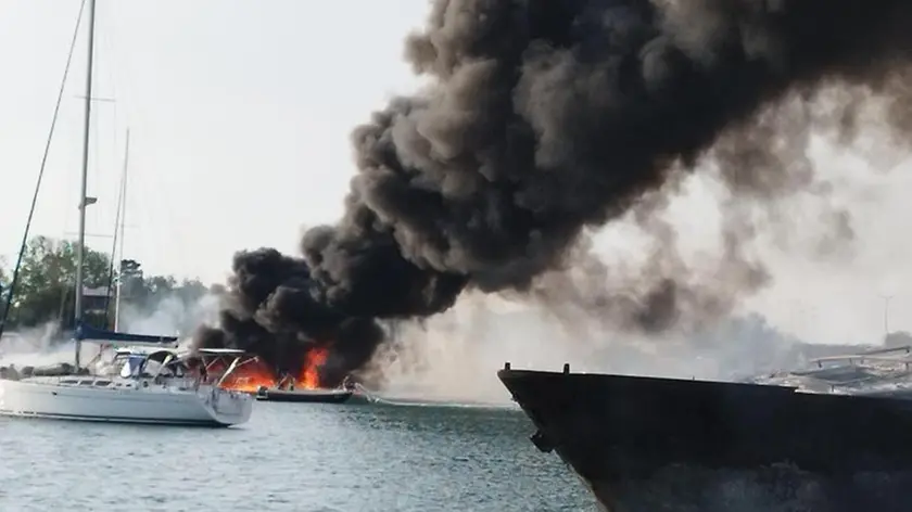 Una delle foto scattate poche ore dopo lo scoppio del rogo dai vigili del fuoco di Medolino
