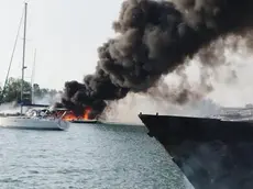 Una delle foto scattate poche ore dopo lo scoppio del rogo dai vigili del fuoco di Medolino