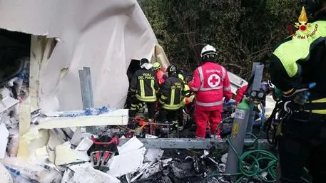 Vigili del fuoco intervengono sul luogo di un infortunio sul lavoro