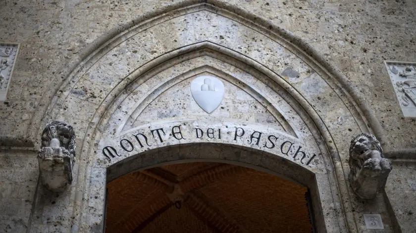 epa05602059 (FILE) A file picture dated 23 March 2016 shows Banca Monte dei Paschi di Siena (BMPS or MPS) headquarters in Piazza Salimbeni, in Siena, Italy. MPS said in a statement on 25 October 2016, it would cut around 2,600 jobs and shut 500 branches as part of its reforming plans between the years 2016 to 2019. MPS board has called for an extraordinary shareholders' meeting on 24 November to approve a capital increase of 5 billion euro aimed to save the troubled Italian commercial bank. EPA/MATTIA SEDDA