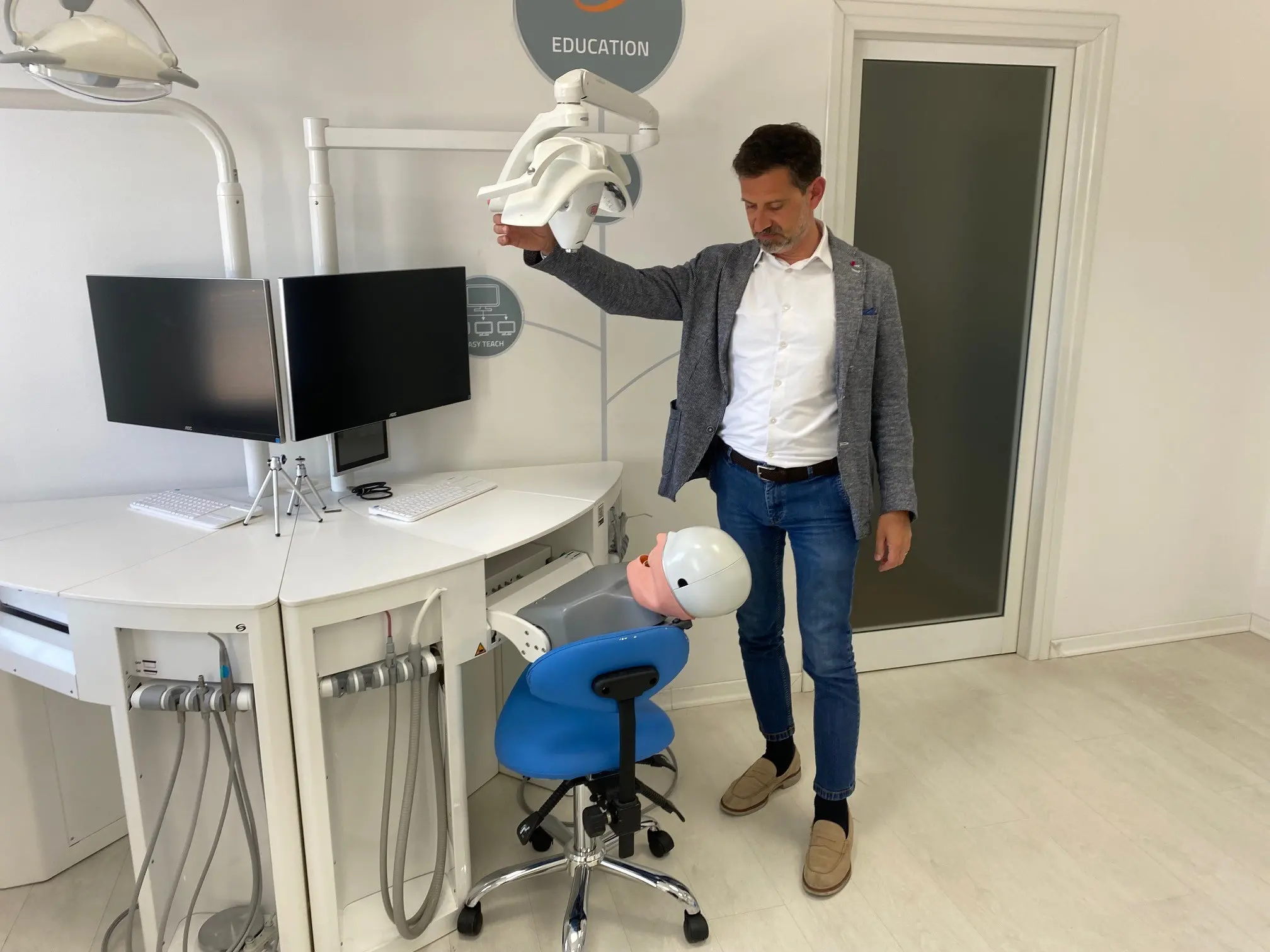 Patrizio Bortolus davanti alla postazione dotata di simulatore 4.0 per le facoltà di odontoiatria