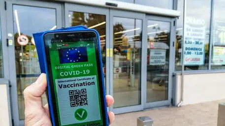 Una ricostruzione grafica del Green pass, il certificato digitale Covid dell'UE all'ingresso di un supermercato. Torino 15 luglio 2021 ANSA/TINO ROMANO