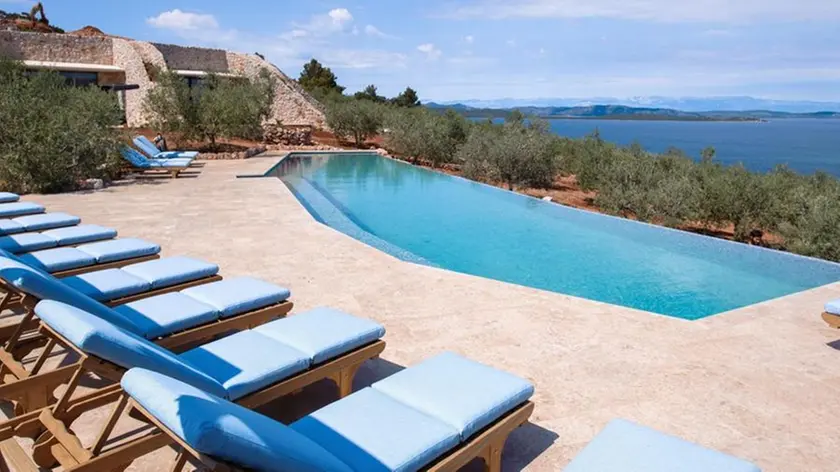 Una veduta dell’albergo Villa Nai 3.3. sull’Isola lunga incastonato nell’uliveto. jutarnji.hr