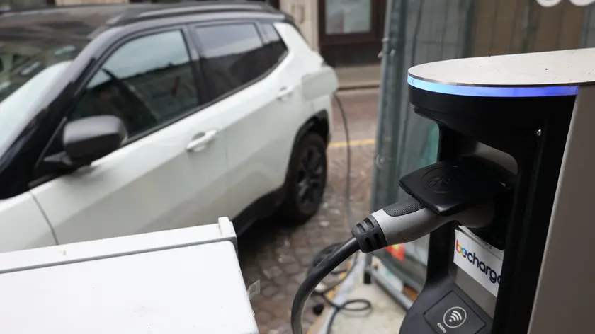 ZAGO . AG.FOTOFILM . TREVISO . COLONNINE RICARICA AUTO ELETTRICHE IN CITTA'