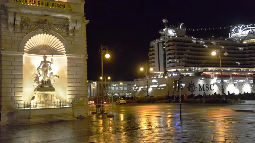 La Msc Seaside in Piazzza Unità d'Italia a Trieste