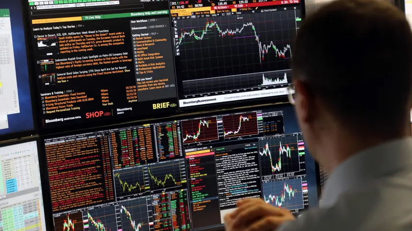 Un operatore di Borsa di una banca davanti ai monitor, Milano, 19 Ottobre 2018. ANSA / MATTEO BAZZI