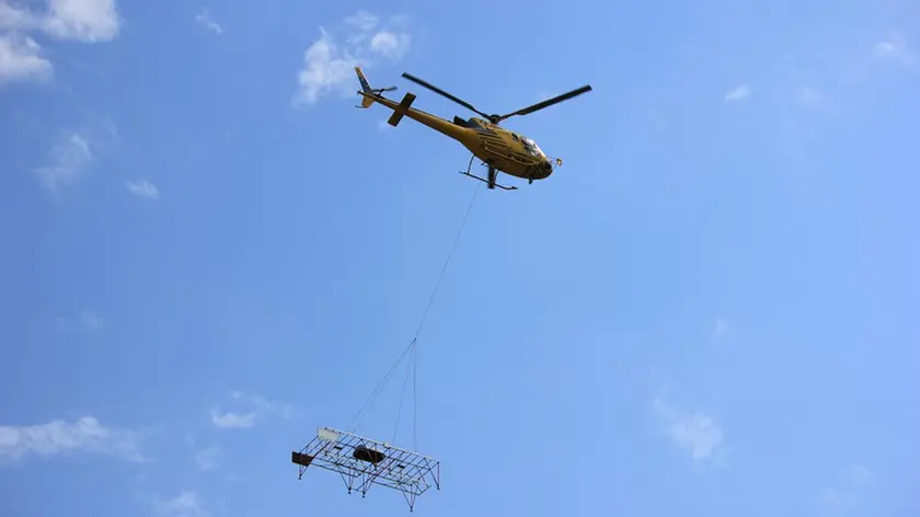 Elicottero di Helica impegnato nella telerilevazione