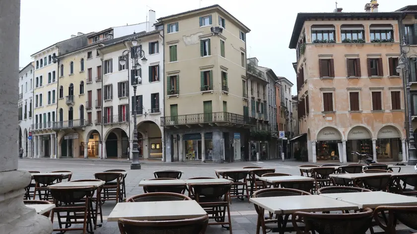 ZAGO AG.FOTOFILM TREVISO . PIAZZA DEI SIGNORI DESERTA