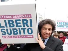 Il tesoriere dell'associazione Luca Coscioni, Marco Cappato, davanti al Consiglio regionale della Lombardia dove sono state depositate le 8181 firme raccolte per portare in Aula la proposta di legge sul fine vita, già bocciata in Veneto, per regolamentare l'aiuto medico alla morte volontaria