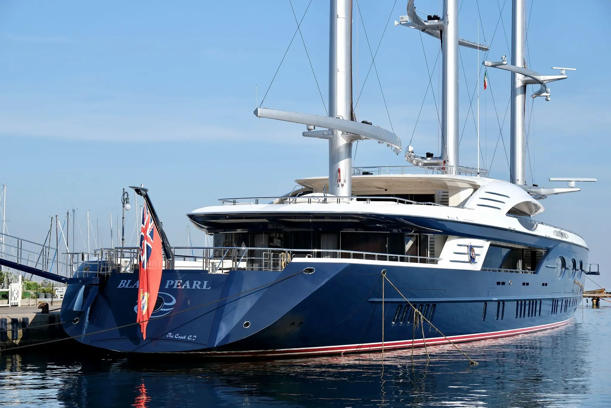 La Perla Nera ha fatto la sua comparsa nel golfo di Trieste. Non stiamo parlando della mitica nave pirata di Jack Sparrow ma del "Black Pearl", il superyacht a vela da centocinque metri, nato nel 2018 nel cantiere olandese Oceanco. Si tratta di una delle barche a vela più grandi ed ecologiche del mondo, dotato dell'innovativo sistema di navigazione DynaRig e di un sistema di propulsione che sfrutta l'energia cinetica sotto vela. Nel golfo di Trieste si trovano quindi contemporaneamente due super yacht a vela da record: oltre a Black Pearl c'è A, il megayacht da 142 metri sequestrato all'oligarca russo Andrej Melnichenko ormai oltre un anno fa. Nelle foto di Massimo Silvano lo vediamo ormeggiato a Trieste, dove è approdato nel tardo pomeriggio di domenica da Ragusa (Dubrovnik).