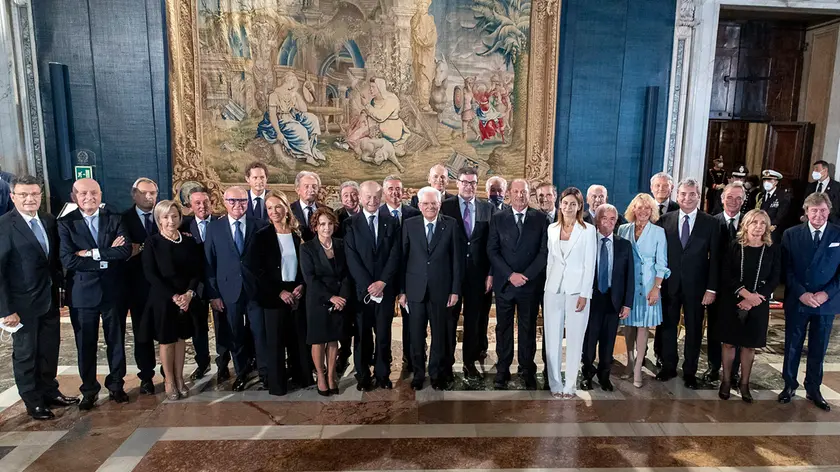 Nella foto il presidente della Repubblica Sergio Mattarella con i nuovi Cavalieri del Lavoro nominati il 2 giugno 2021