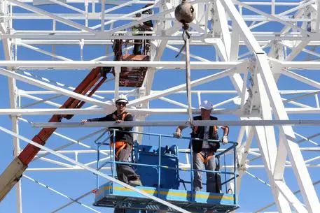 Expo 2015 l'avanzamento dei lavori nel cantiere che ospiterà dal primo maggio prossimo l'esposizione universale. Operai al lavoro in uno dei padiglioni, 2 aprile 2015. ANSA / MATTEO BAZZI